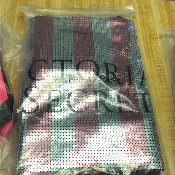 3 Victoria Secret Bags - Picture 3 of 4